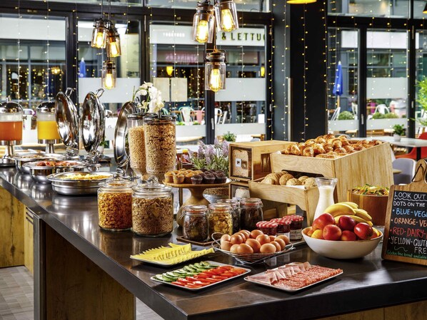 Daily buffet breakfast (GBP 12 per person) - ibis Bristol Centre (Bristol)