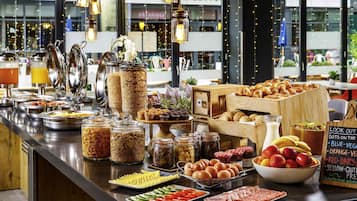 Petit déjeuner buffet servi tous les jours en supplément