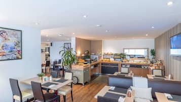 Desayuno buffet (EUR 17.90 por persona)