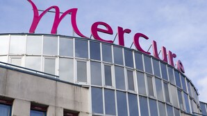 Un edificio con un letrero grande y curvo que dice "Mercure".