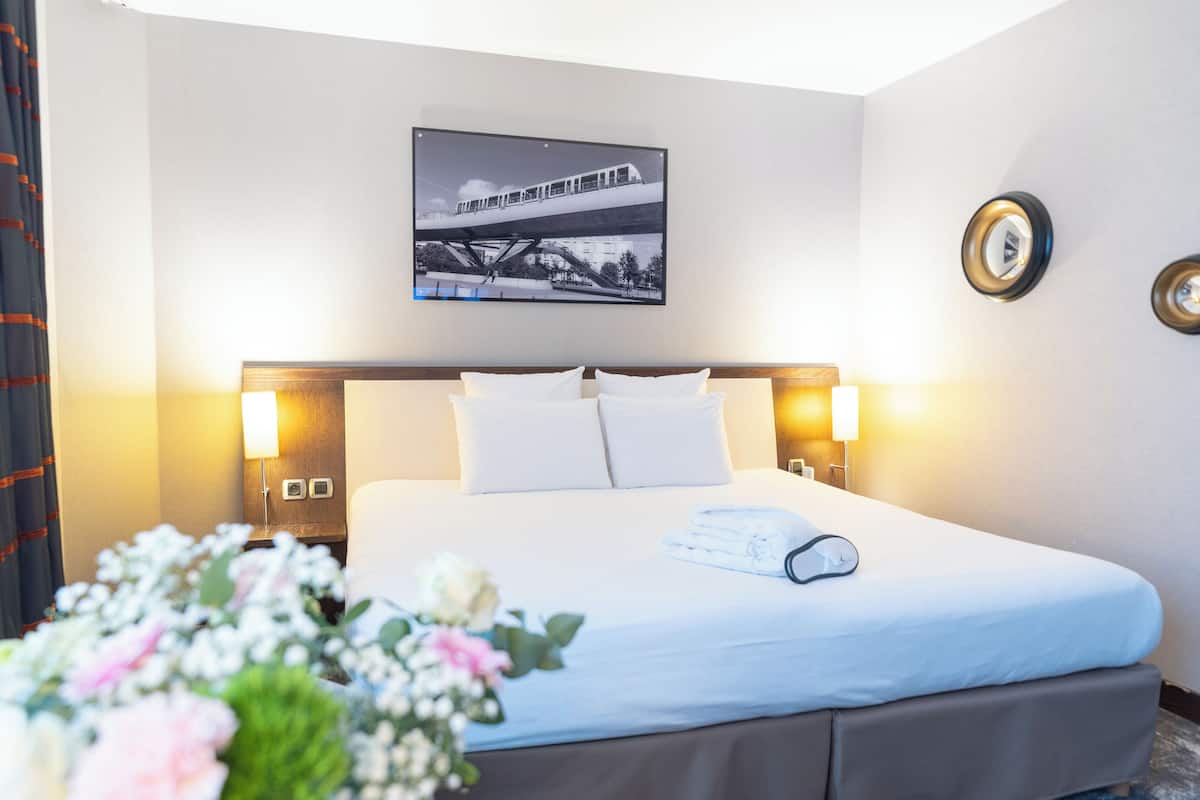 Caja de seguridad en la habitación y decoración personalizada