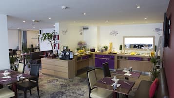 Dagelijks ontbijtbuffet (EUR 17.90 per persoon)