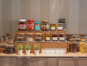 朝食 (ビュッフェ)、毎日提供 (有料)