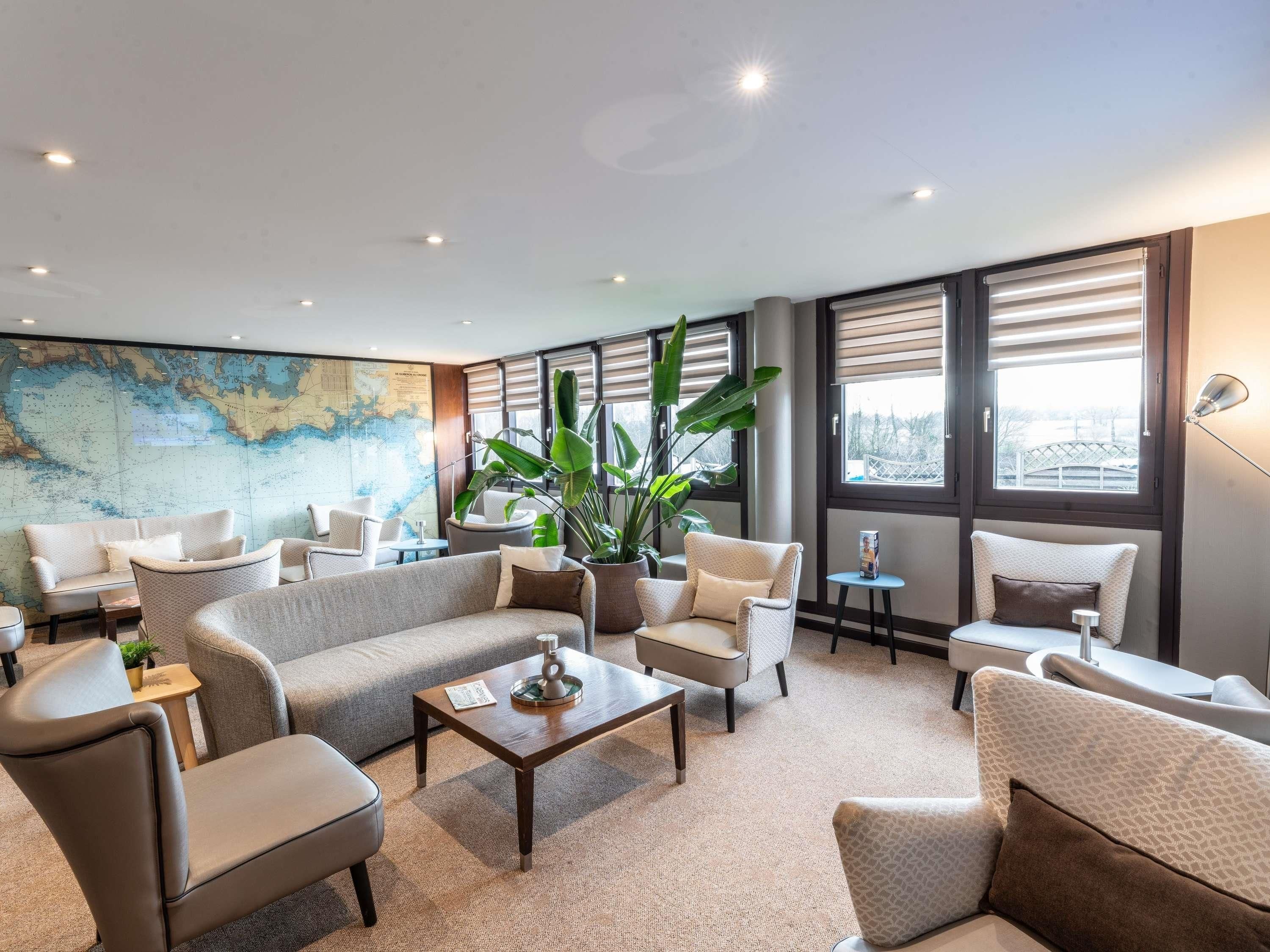 Uma sala de estar moderna com um mapa grande, assentos confortáveis, uma mesa de centro e janelas amplas.