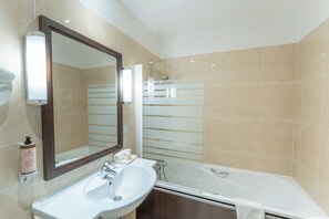 Artículos de tocador ecológicos, secador de pelo, toallas