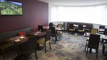 بوفيه فطور يوميًا بتكلفة قدرها (17.90 EUR للشخص)