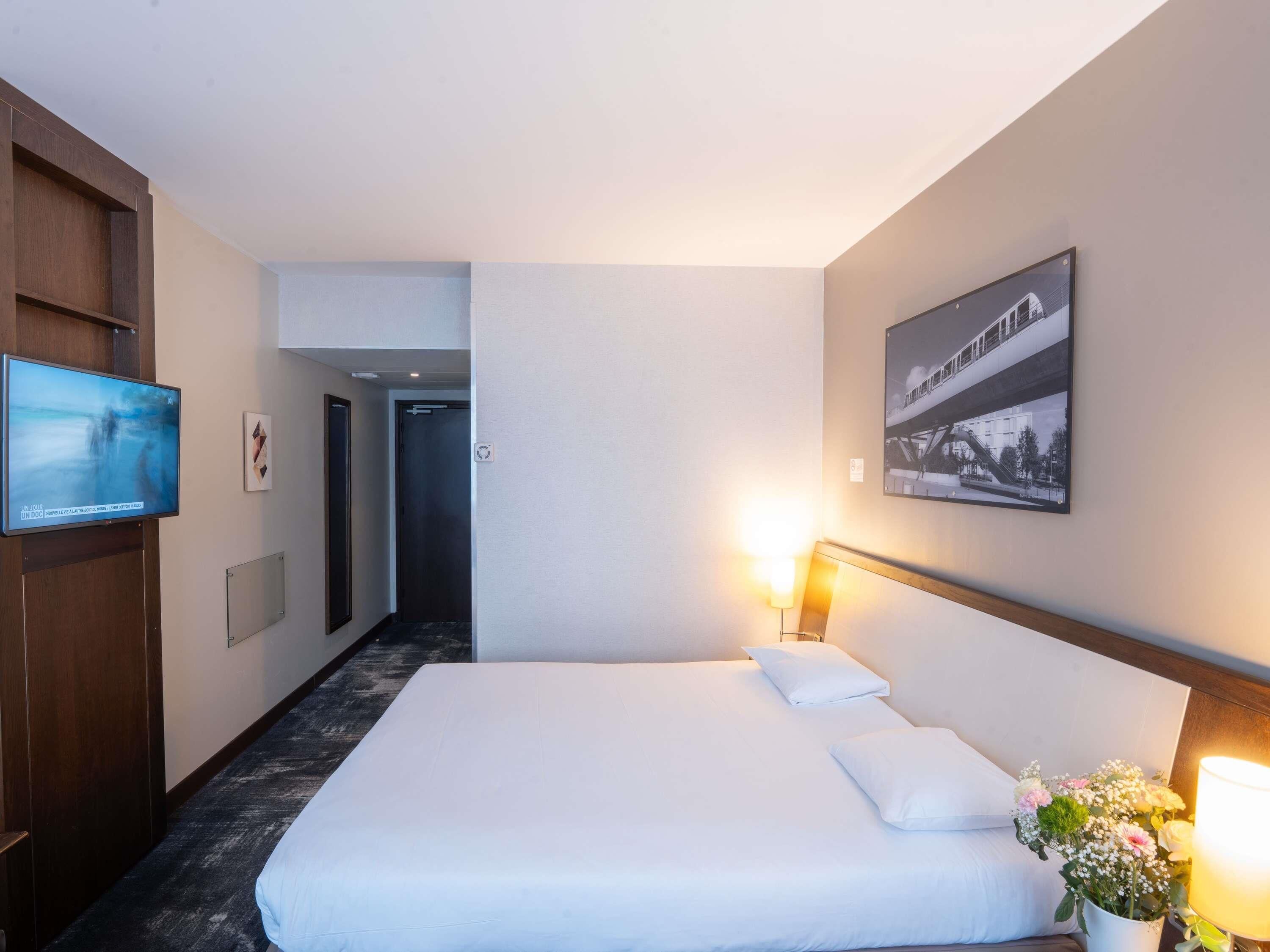 Habitación clásica, 1 cama matrimonial y sofá cama | Caja de seguridad en la habitación y decoración personalizada 
