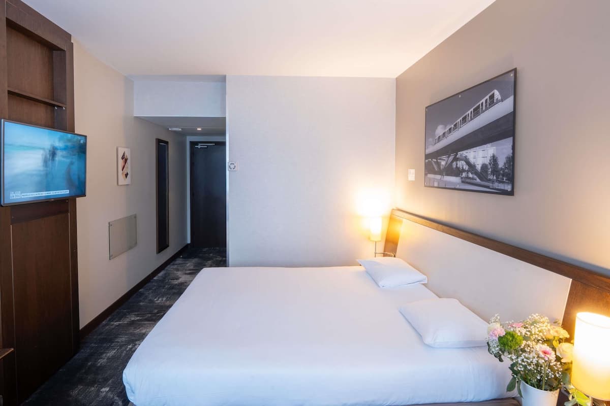 Habitación clásica, 1 cama matrimonial y sofá cama | Caja de seguridad en la habitación y decoración personalizada