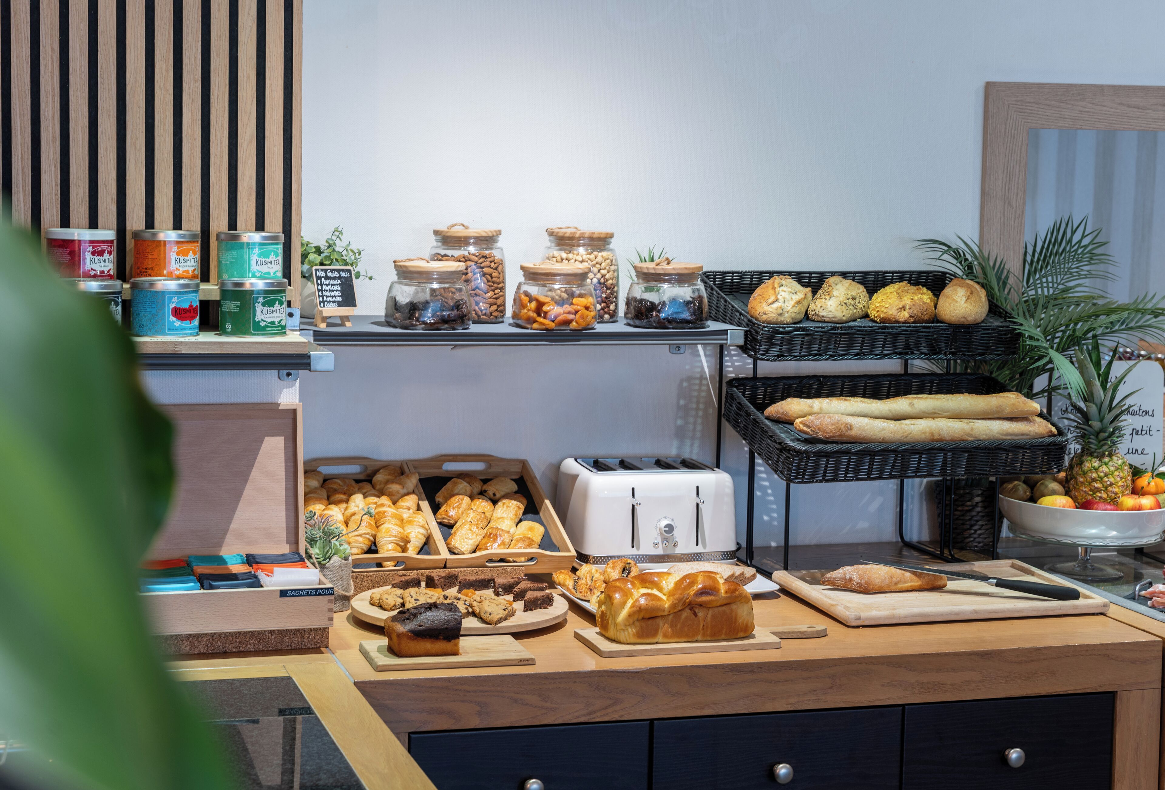 بوفيه فطور يوميًا بتكلفة قدرها (17.90 EUR للشخص)