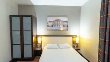 Rom – classic, 1 dobbeltseng | Safe på rommet, individuelt dekorert, skrivebord og blendingsgardiner