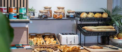 Frukostbuffé varje dag (EUR 17.90 per person)