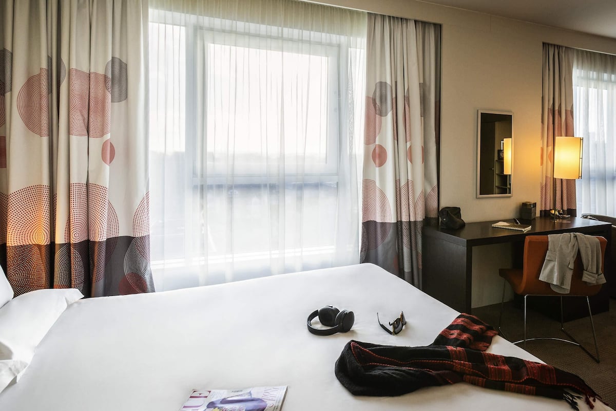 Executive Room, 1 Queen Bed | Minibar, in-room safe, desk, blackout drapes