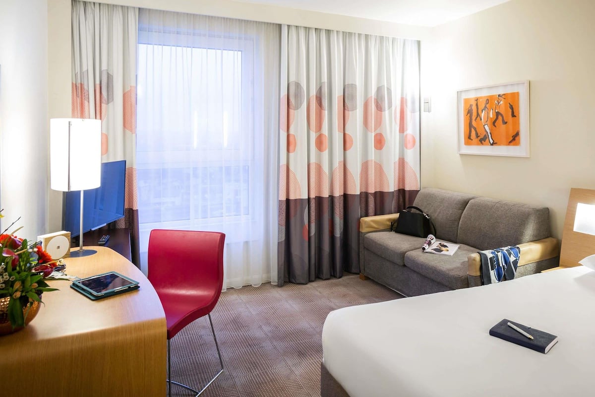 Standard Room, 1 Queen Bed with Sofa bed | Minibar, in-room safe, desk, blackout drapes