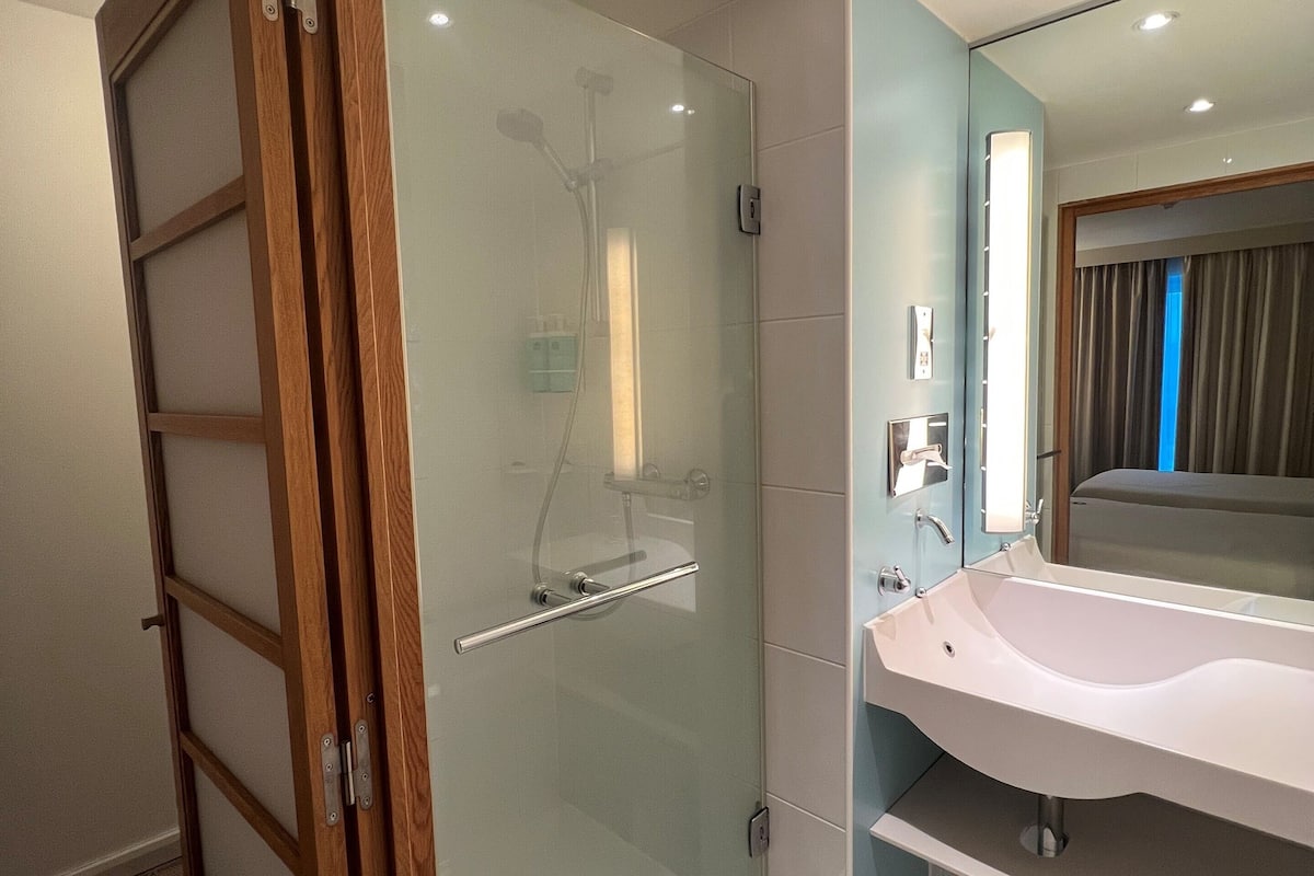 standard room, 2 single beds | bathroom | separate bathtub and shower, eco-friendly toiletries, hair dryer, towels