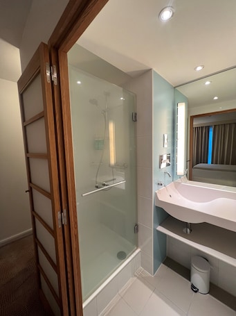 Standard Room, 2 Single Beds | Bathroom. Novotel Reading Centre