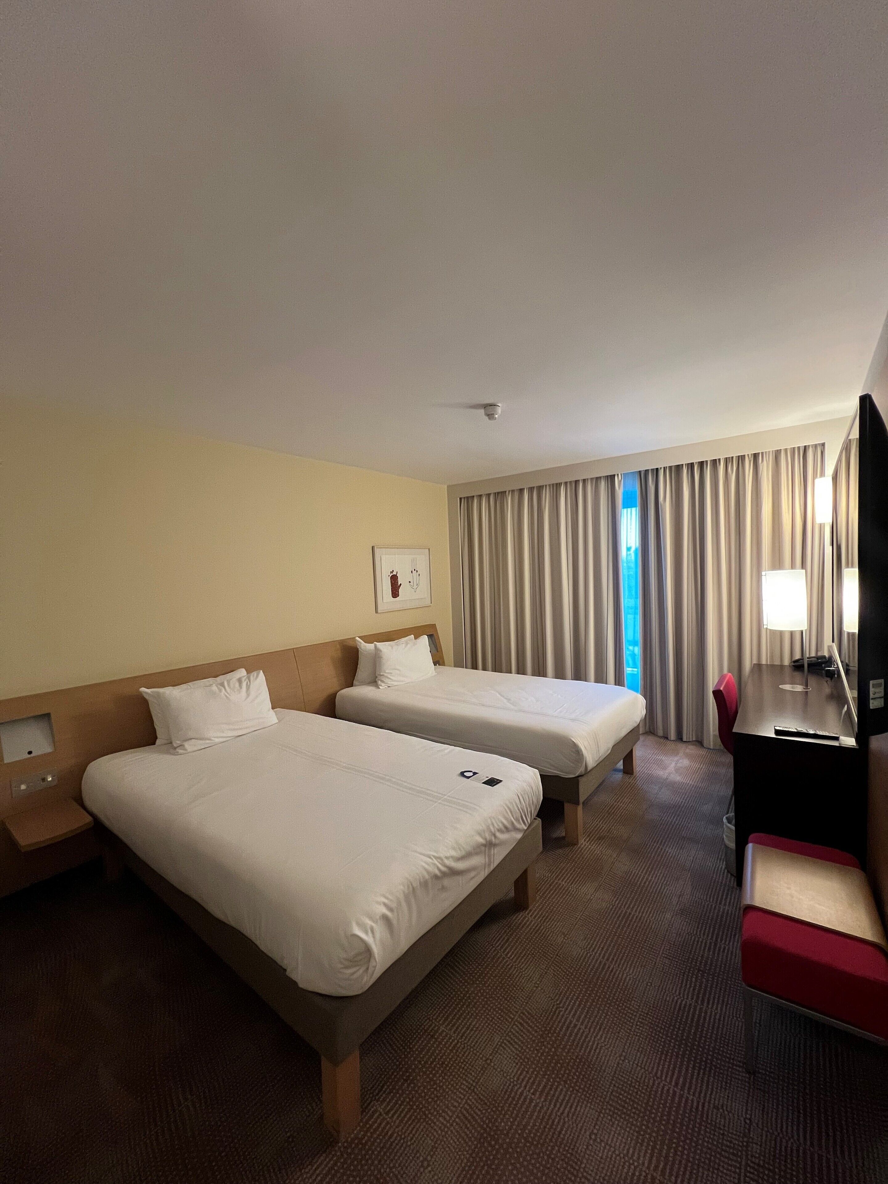 standard room, 2 single beds | minibar, in-room safe, desk, blackout curtains