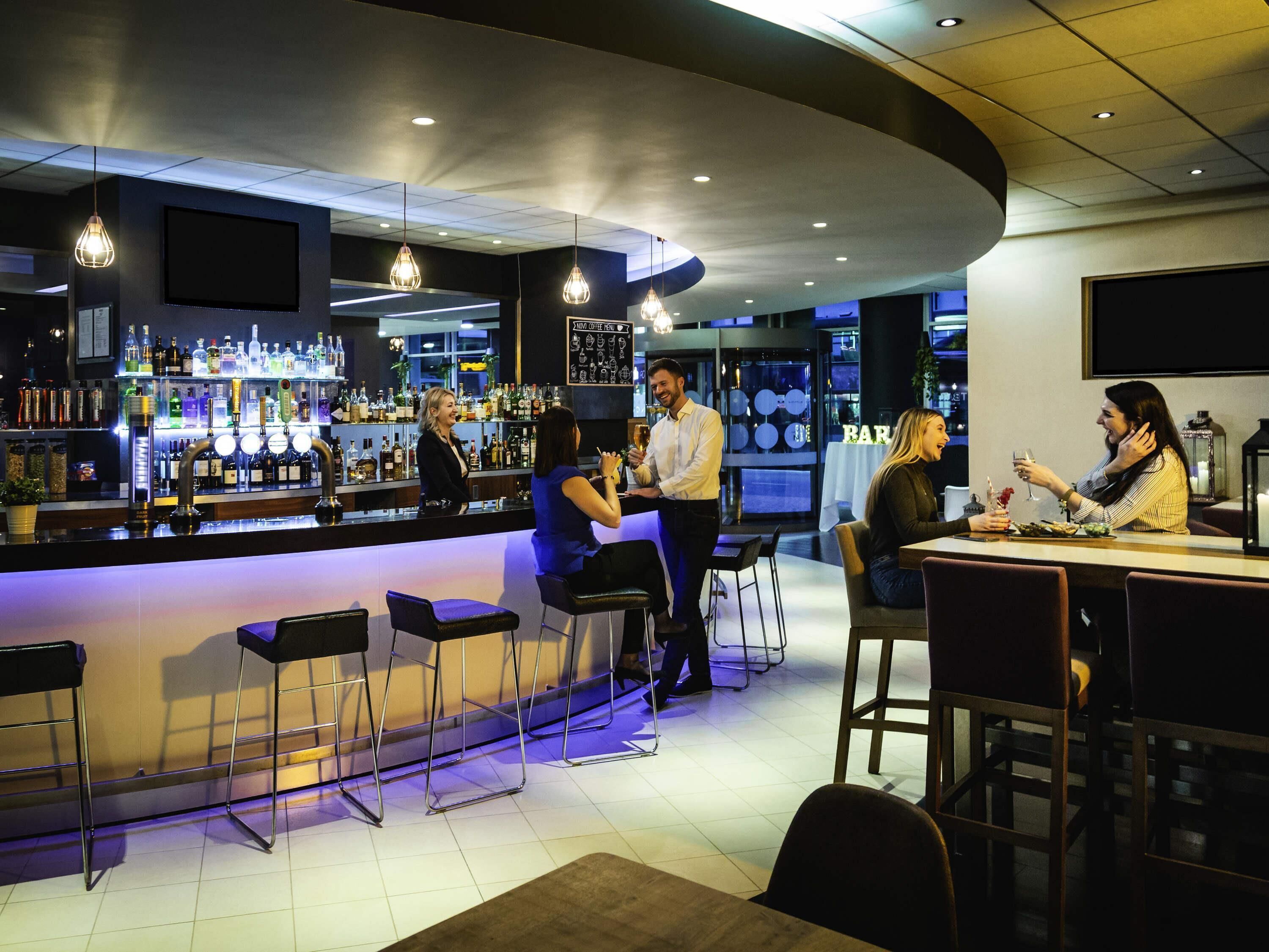 Bar (trong khuôn viên)