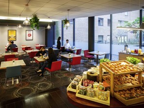 Tägliches Frühstücksbuffet gegen Gebühr