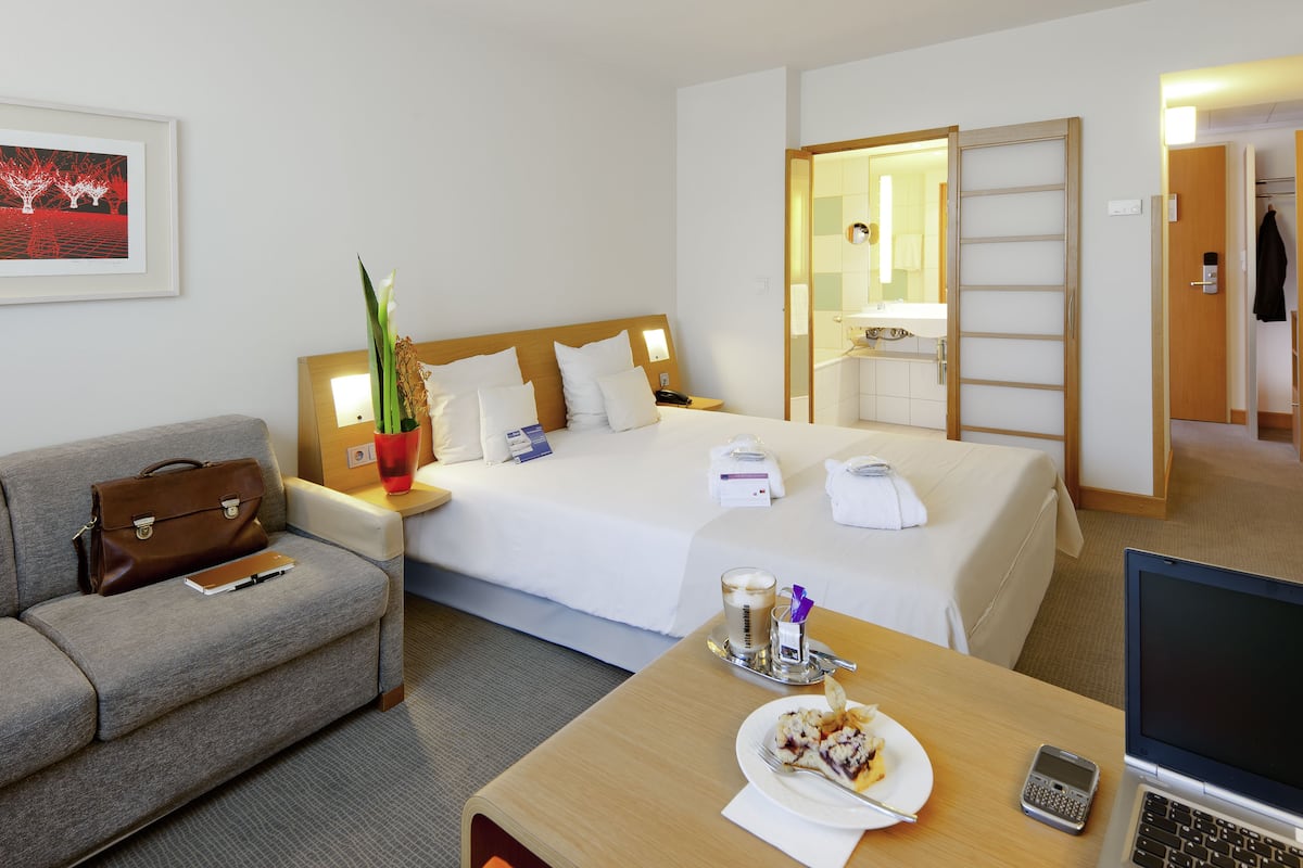 executive room, 1 queen bed | minibar, in-room safe, desk, blackout curtains