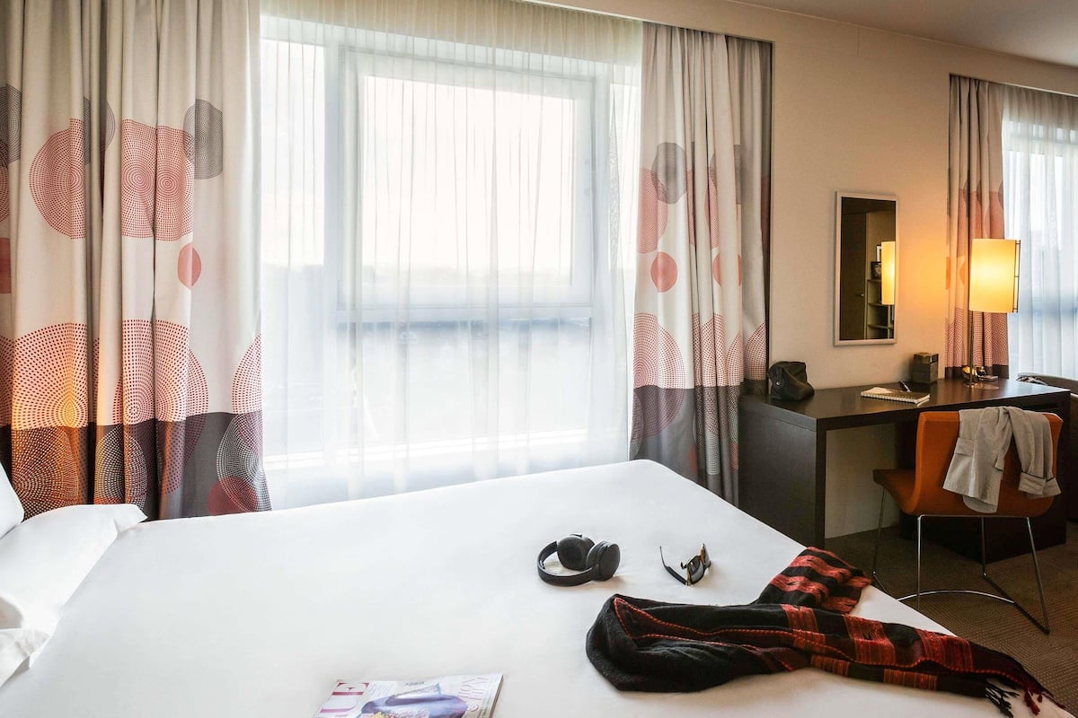 Rom – executive, 1 queensize-seng | Minibar, safe på rommet, skrivebord og blendingsgardiner