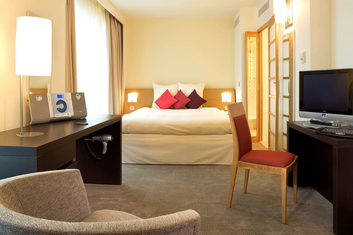 executive room, 1 queen bed | minibar, in-room safe, desk, blackout curtains