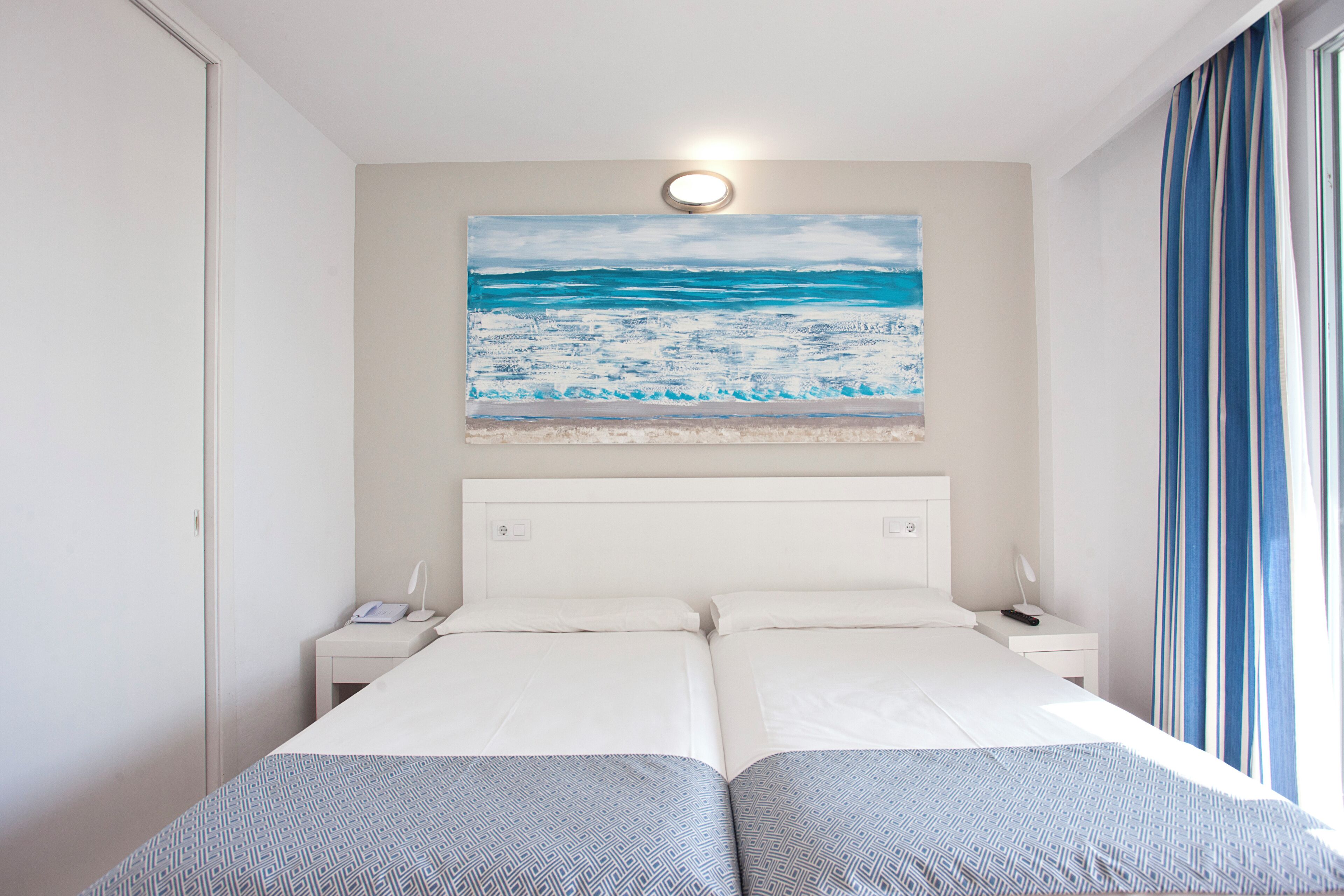 Työpöytä, pimennysverhot, ilmainen Wi-Fi, vuodevaatteet