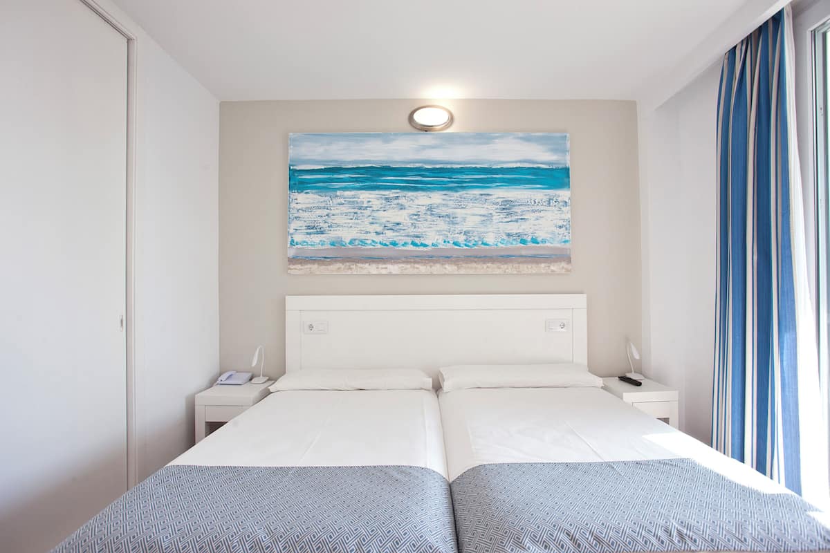 Escritorio, cortinas blackout, wifi gratis y ropa de cama