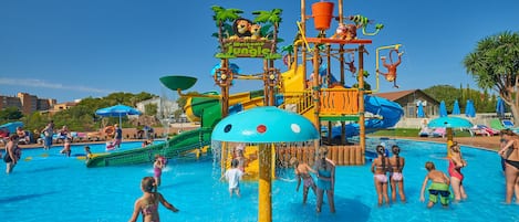 4 piscines extérieures, chaises longues