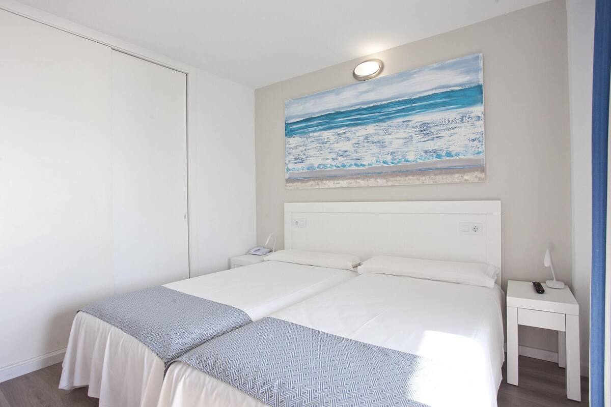 Escritorio, cortinas blackout, wifi gratis y ropa de cama
