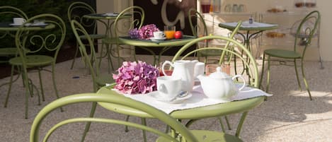 Petit déjeuner buffet (8 EUR par personne)