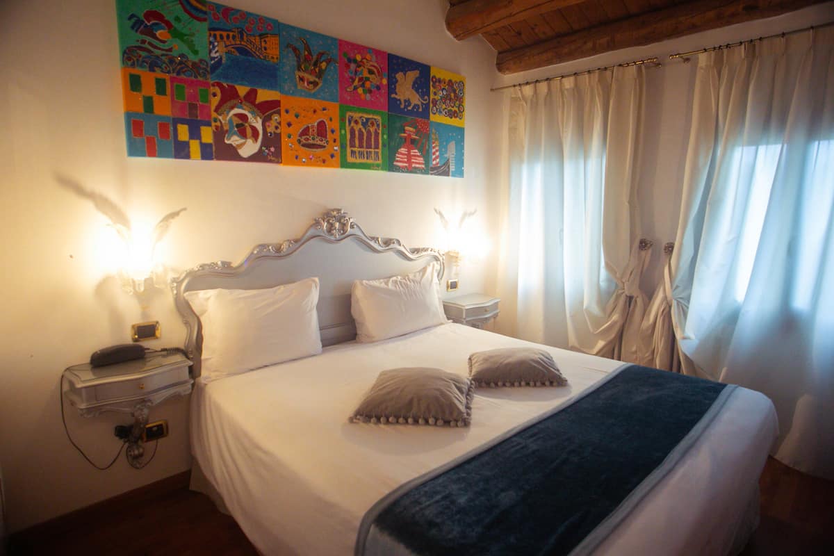 Economy Room | Down comforters, minibar, in-room safe, individually decorated