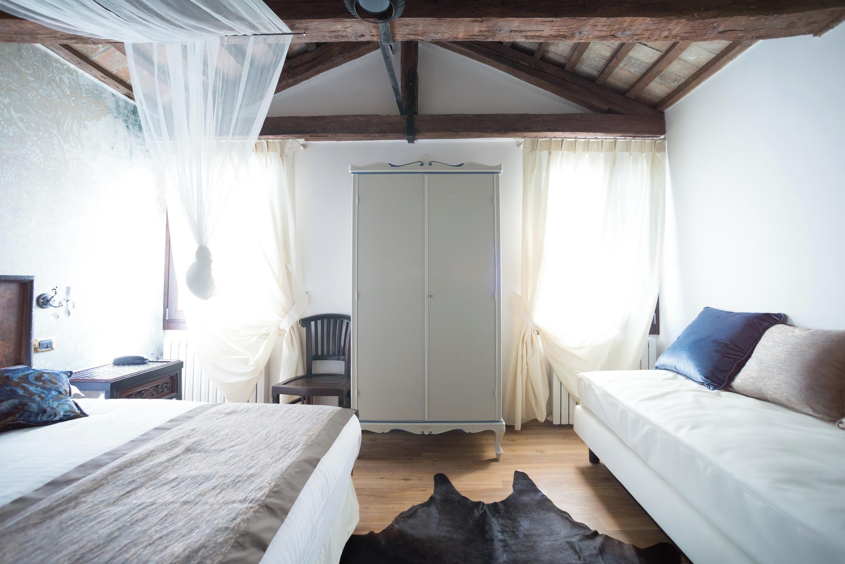 Daunenbettdecken, Minibar, Zimmersafe, individuell dekoriert