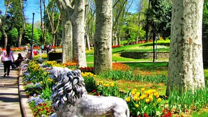 A park with a lion statue, trees, and flower beds. - Mehmet Bey Hotel  (Istanbul)