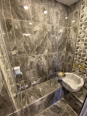 Tripla panoramica, vista mare | Bagno | Doccia, soffione a pioggia, set di cortesia gratuito, asciugacapelli