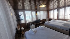 Panaromik Uc Kisilik Oda, Deniz Manzarali (450) | 埃及棉床单、高档床上用品、Select Comfort 床、迷你吧