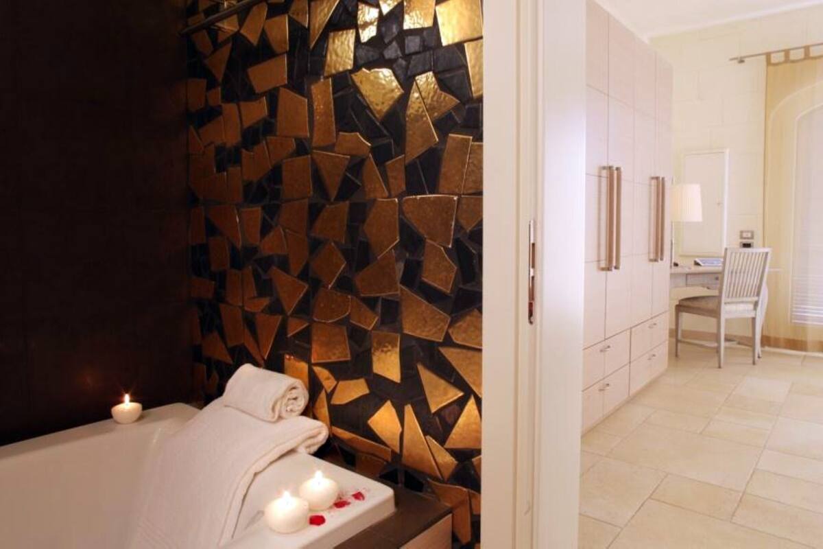 junior suite | bathroom | free toiletries, hair dryer, bidet, towels