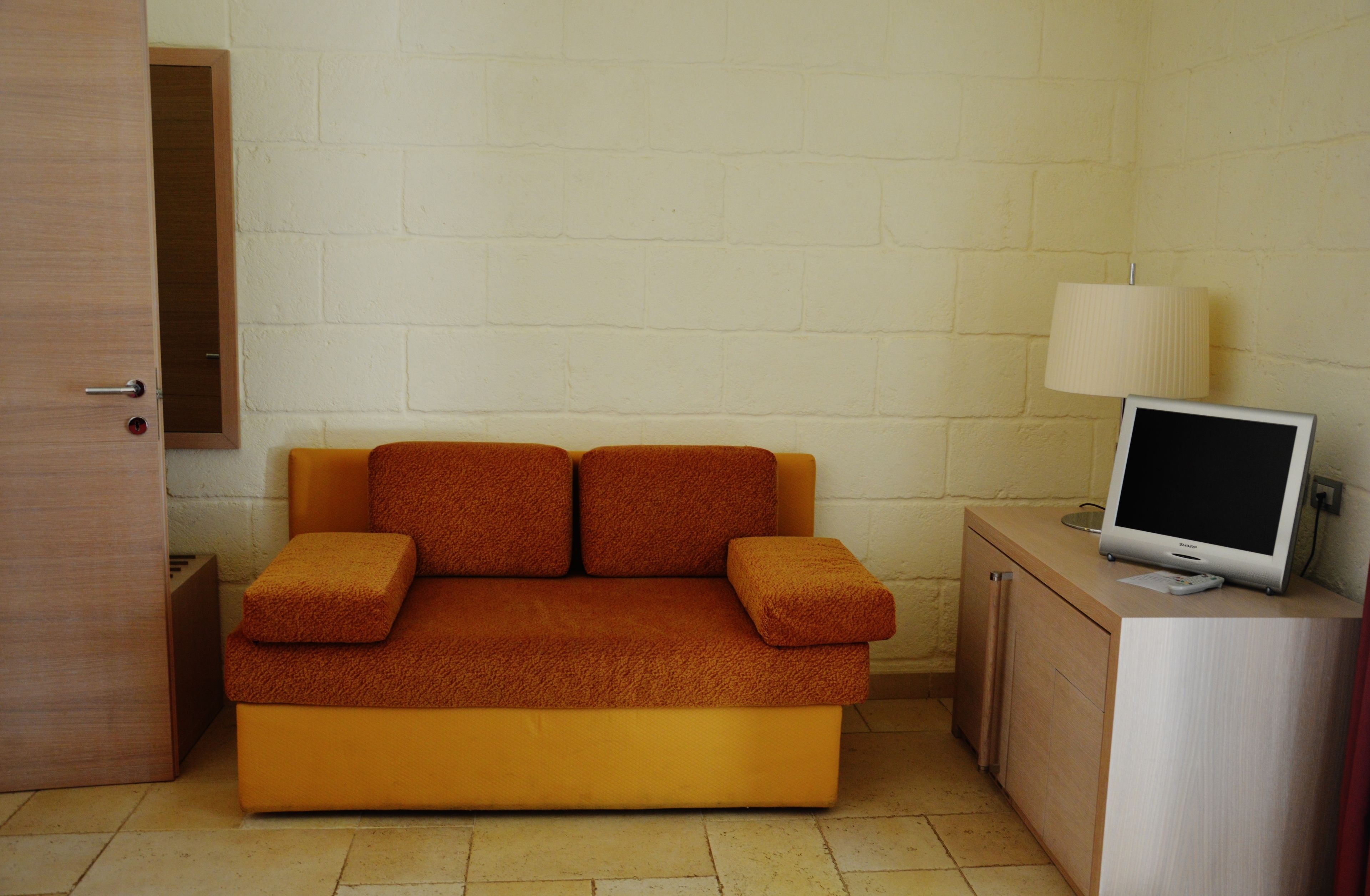 deluxe double room | living area | flat-screen tv