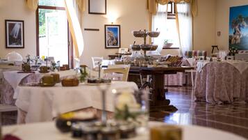 Desayuno autoservicio gratuito y diario