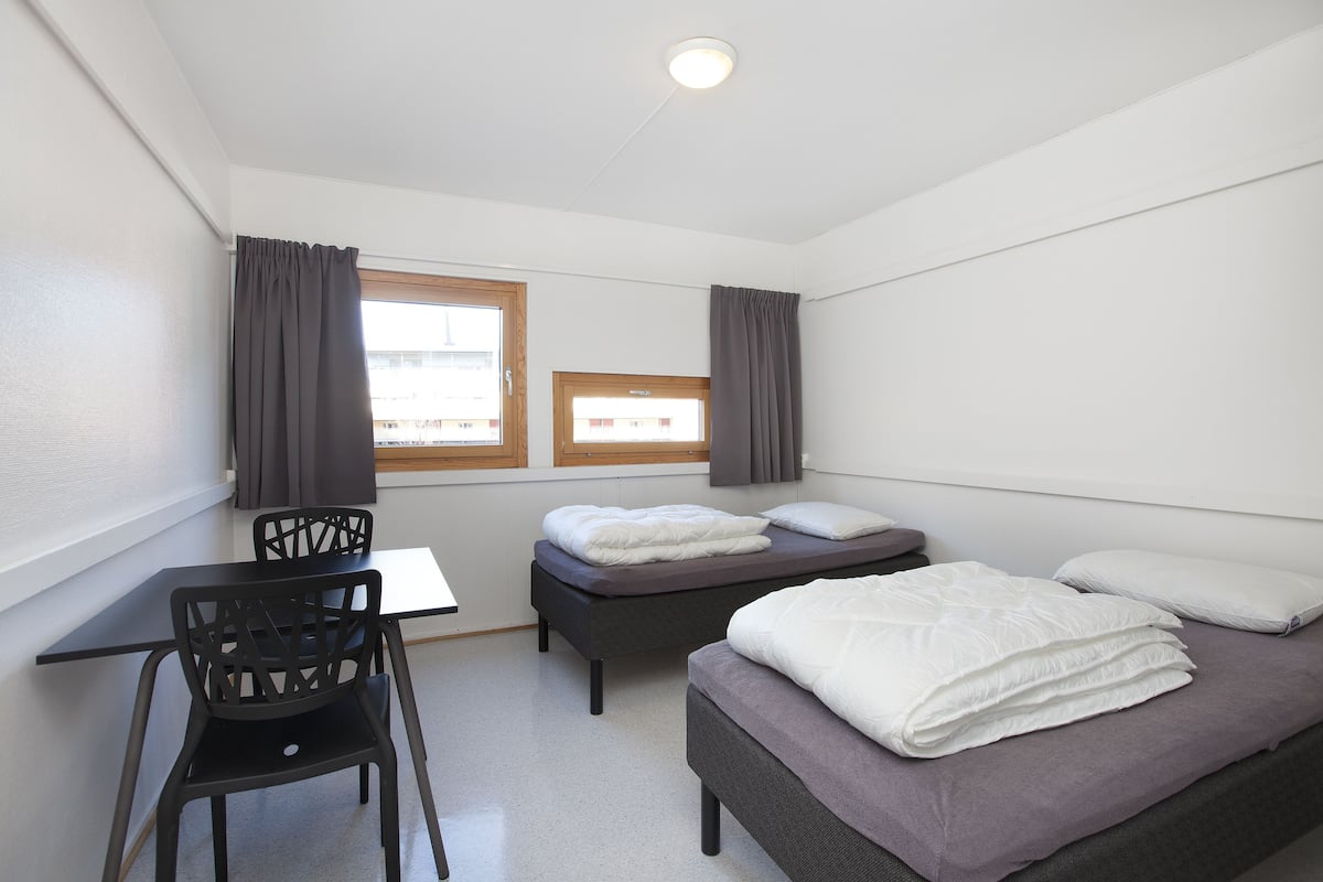Cortinas blackout, wifi gratis y ropa de cama