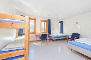 遮光窗帘、免费 WiFi、床单