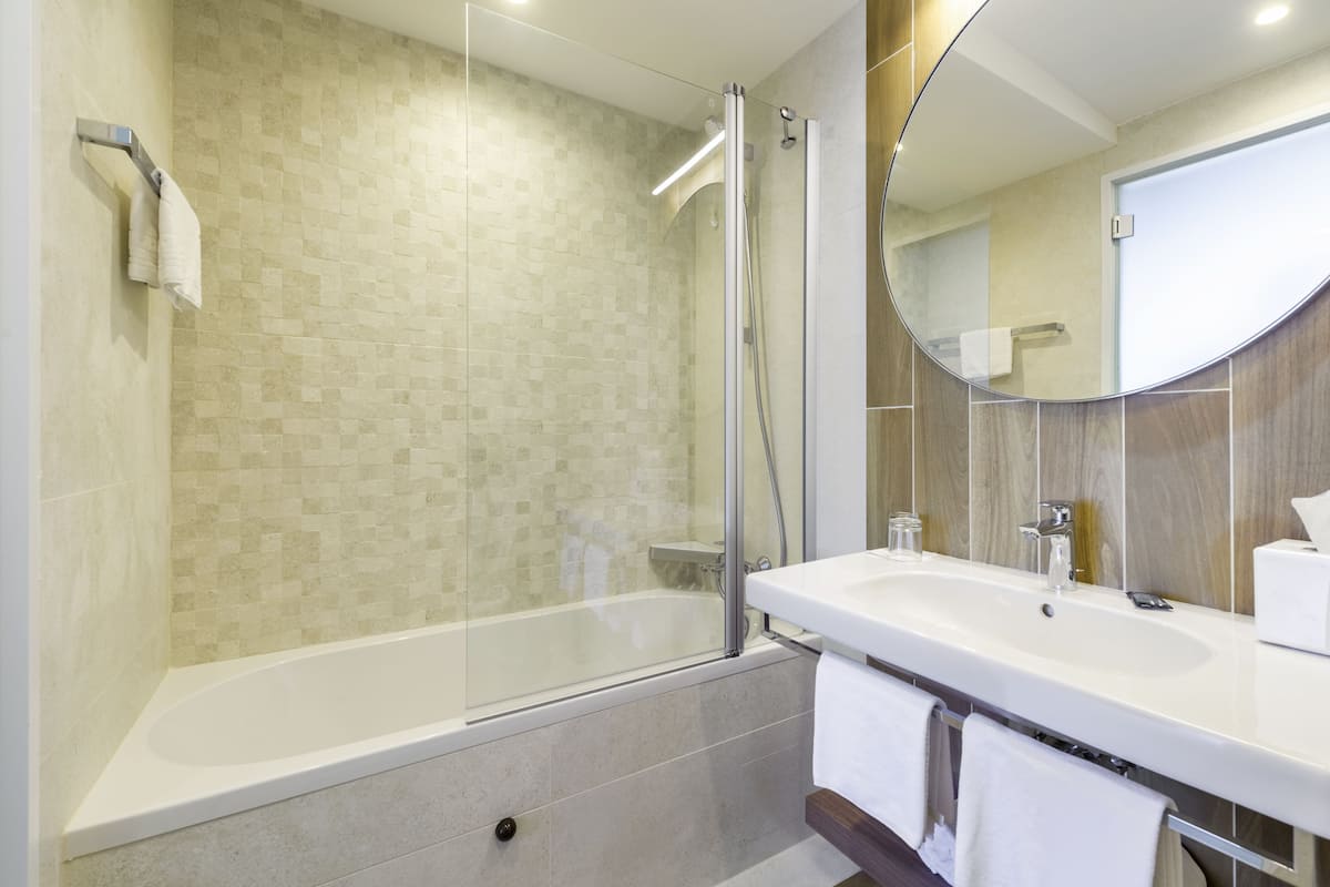 suite, 2 bedrooms, 2 bathrooms, sea view | bathroom | deep-soaking bathtub, free toiletries, hair dryer, bathrobes