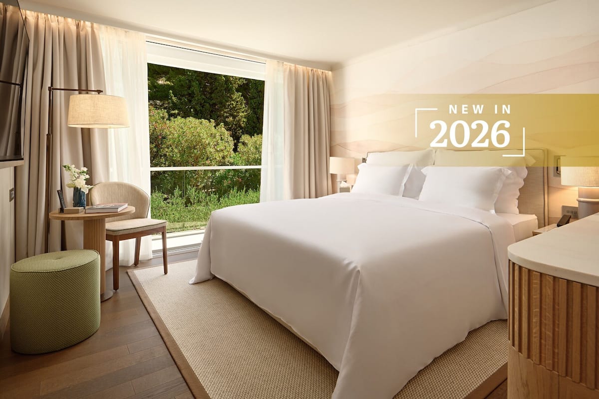 Standard Room, Balcony | 1 bedroom, free minibar items, in-room safe, desk