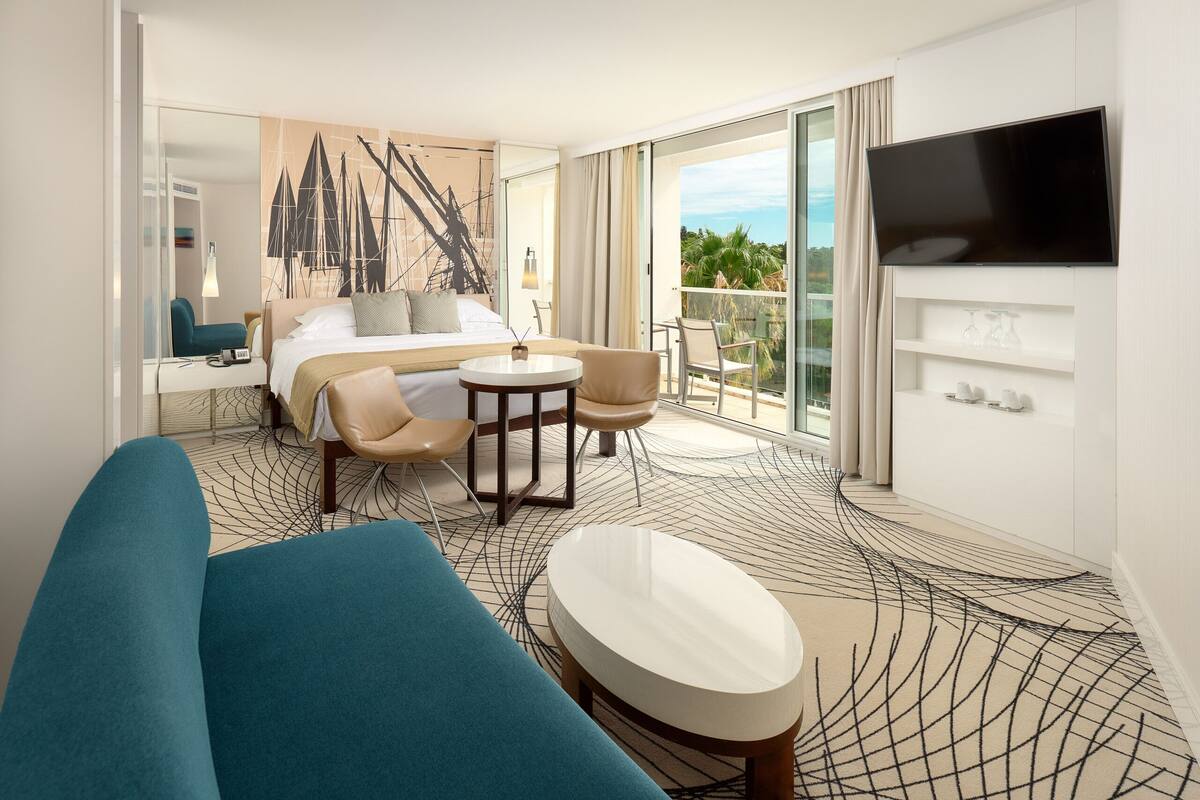 junior suite, balcony, sea view | 1 bedroom, minibar, in-room safe, desk