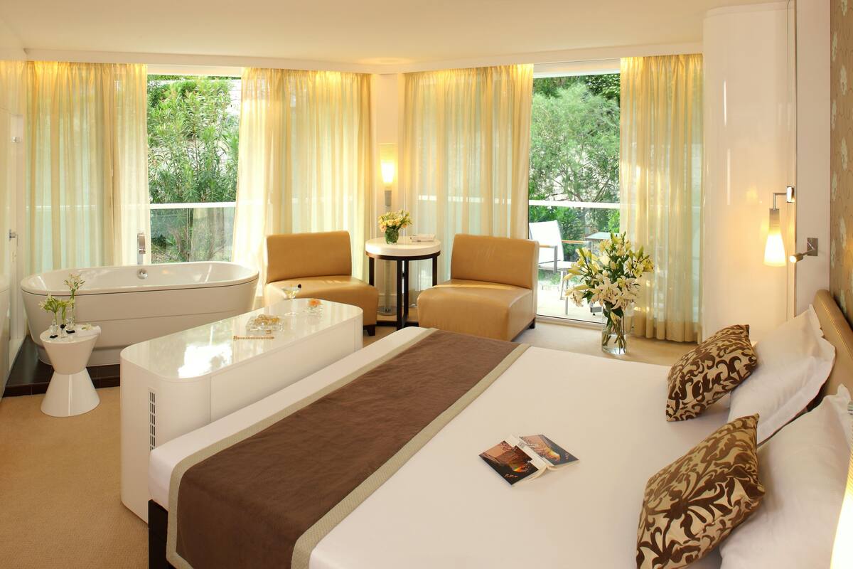 deluxe room, balcony | 1 bedroom, minibar, in-room safe, desk