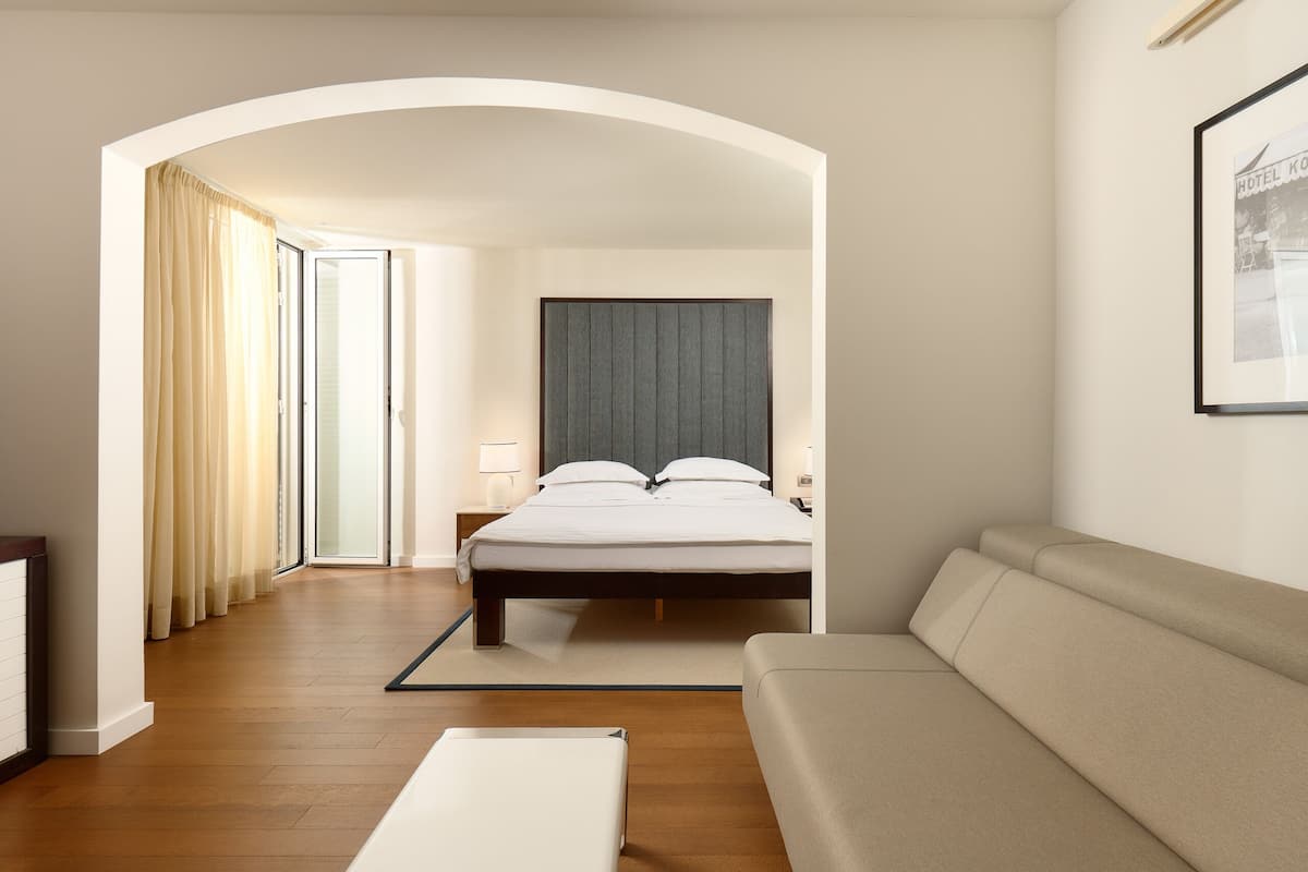Family Studio Suite, 1 Bedroom | 1 bedroom, minibar, in-room safe, desk