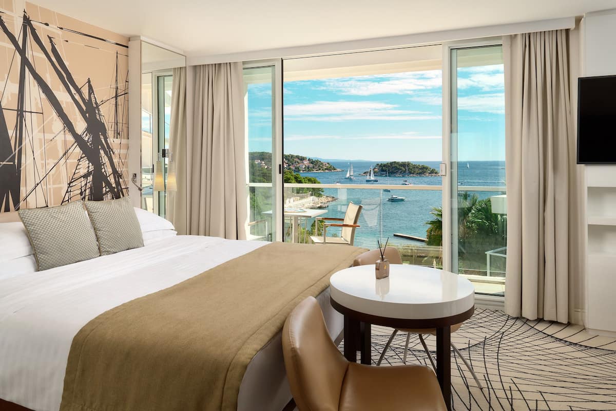Junior Suite, Balcony, Sea View | 1 bedroom, minibar, in-room safe, desk