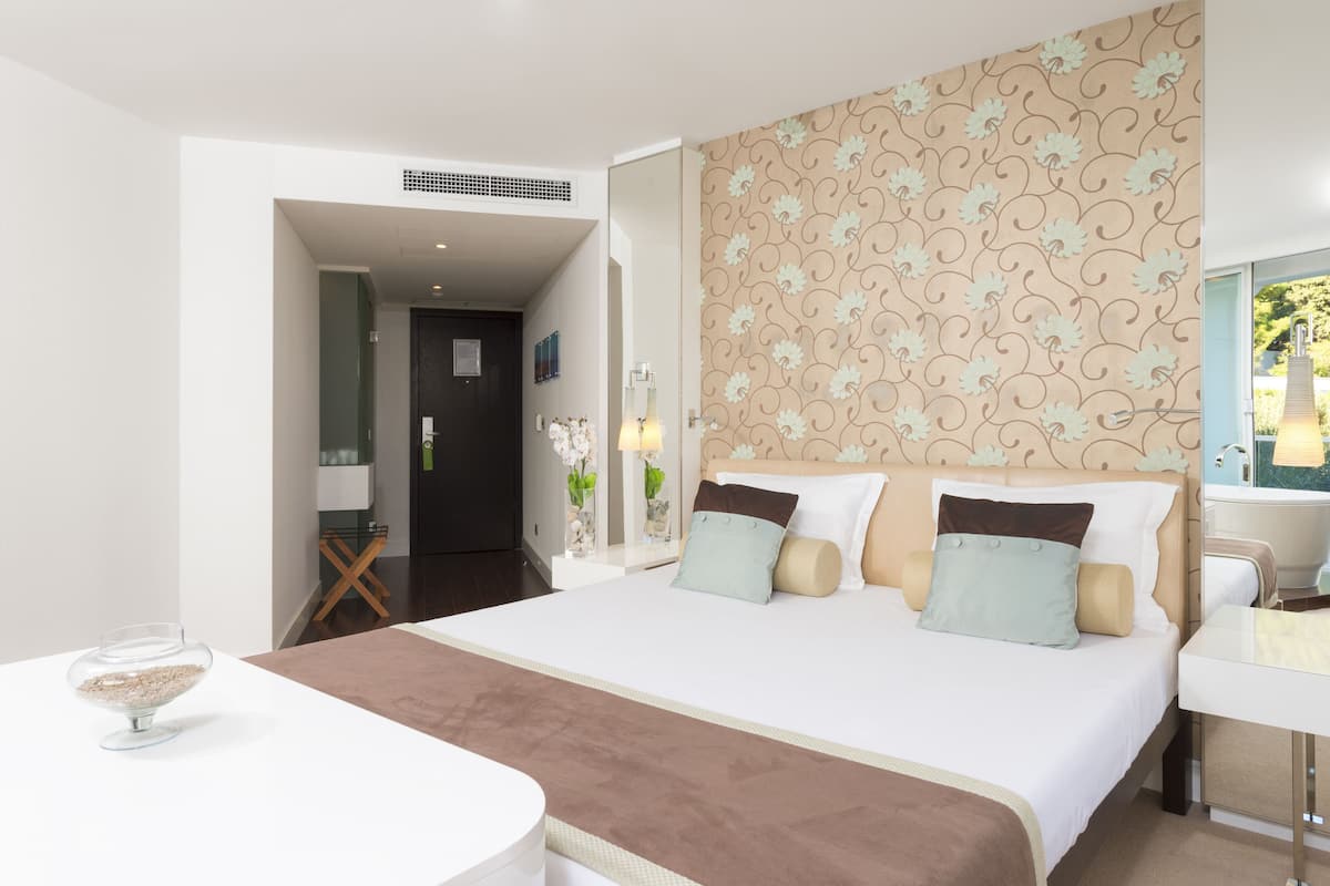 Deluxe Room, Balcony | 1 bedroom, minibar, in-room safe, desk