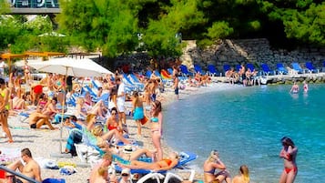 Playa en los alrededores, camas de playa (con cargo) y camastros