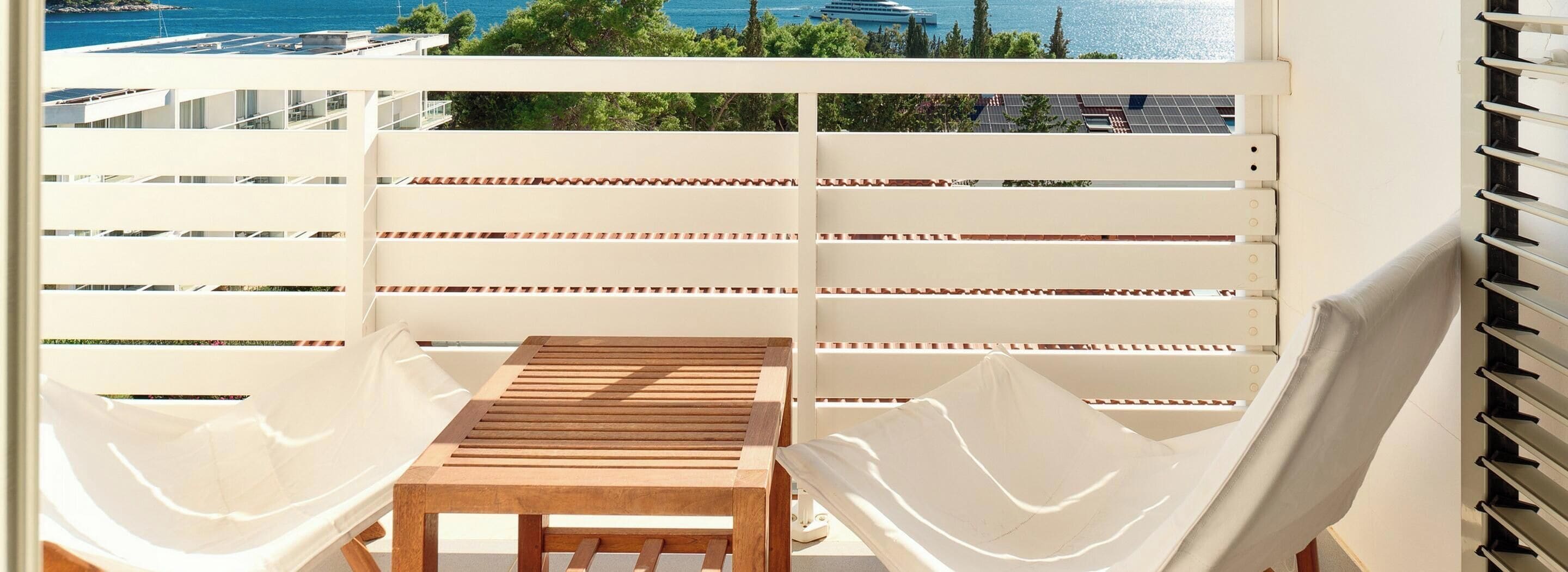 开间套房, 阳台, 海景 | 1 多间卧室、迷你吧、客房内保险箱、办公桌