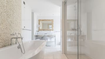 Riva Marina Terrace Suite Sea View | Kylpyhuone | Ilmaiset hygieniatuotteet, hiustenkuivaaja, kylpytakit, tohvelit